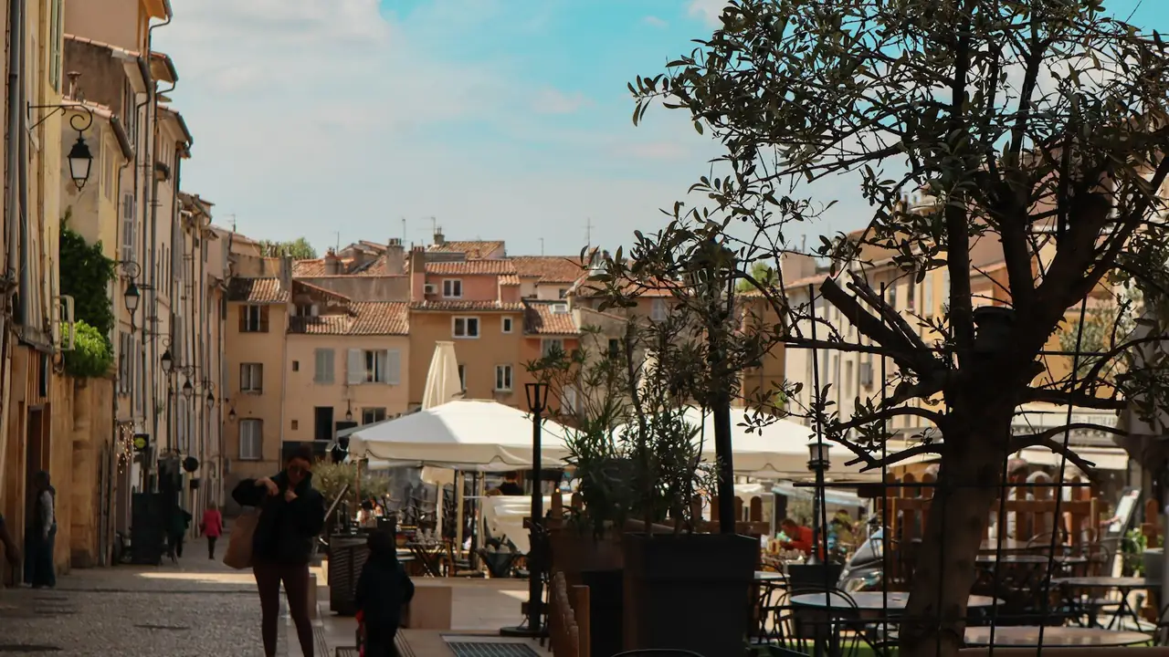 Place ombragée et terrasses à Aix-en-Provence