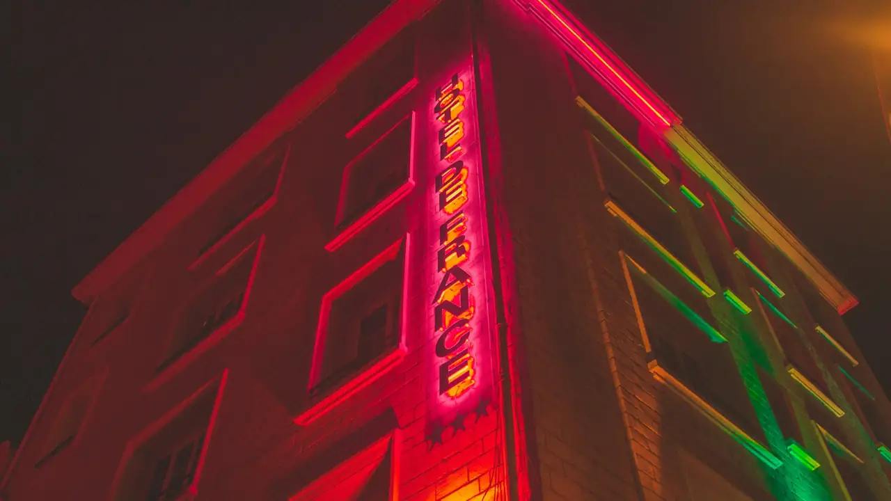 Enseigne lumineuse sur une façade à Caen