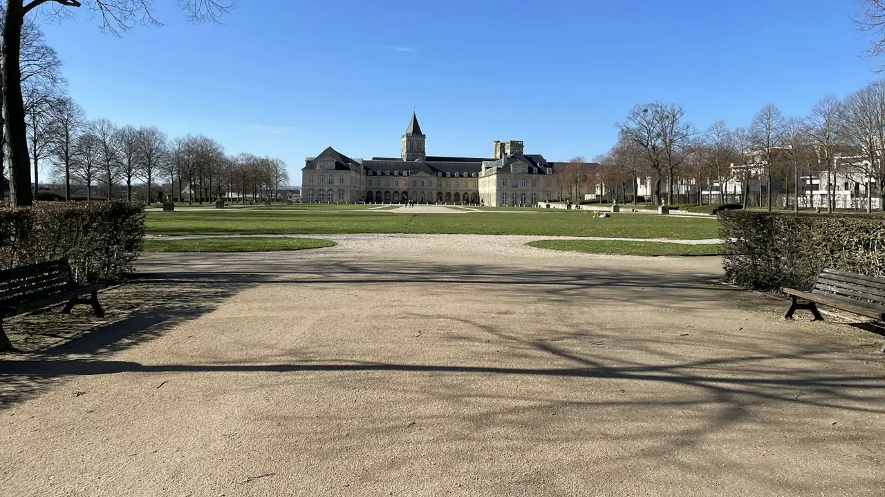 Esplanade et abbaye à Caen