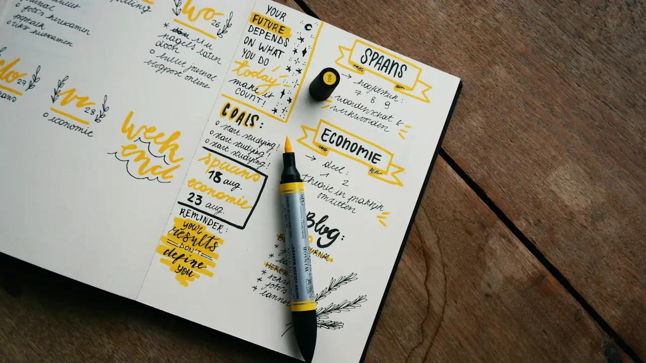 Carnet de notes et croquis de stratégie sur un bureau