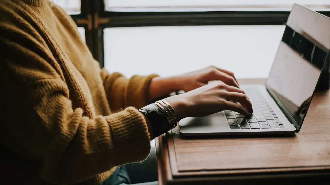 Mains sur un clavier d'ordinateur portable