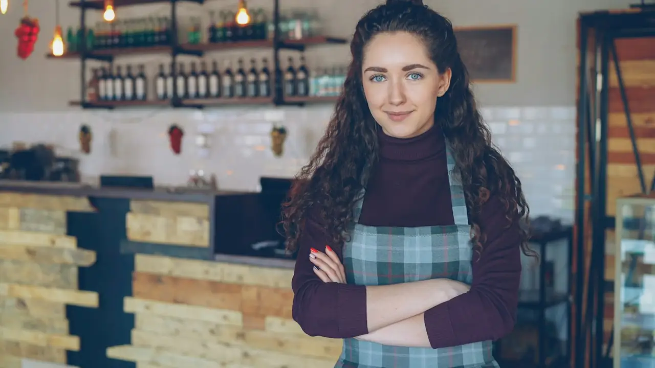 Commerçante souriante dans son café