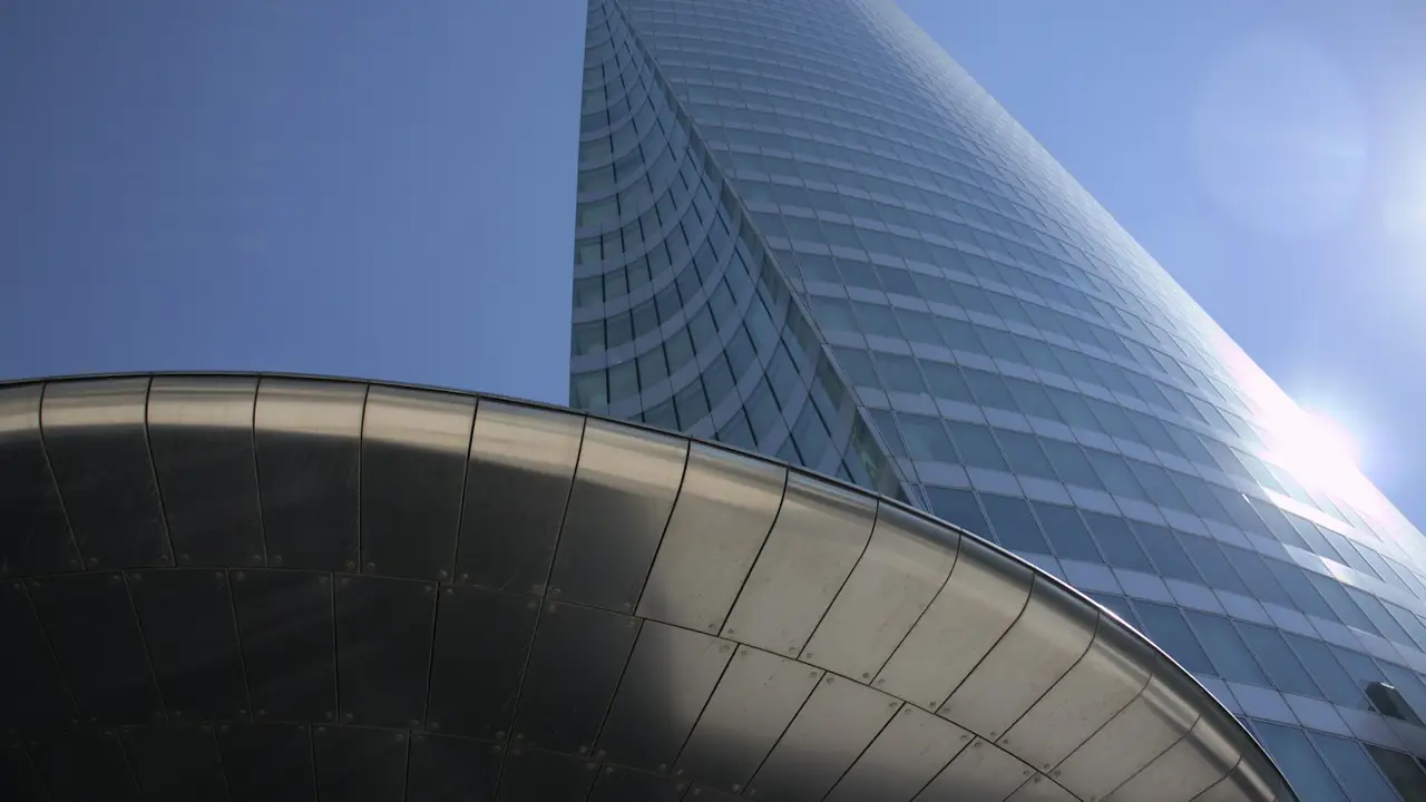 Tour de bureaux vue en contre-plongée