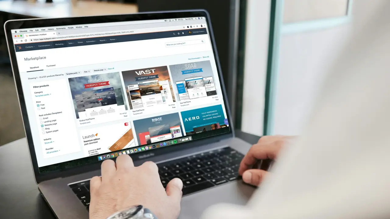 Ordinateur portable affichant une page de résultats avec annonces
