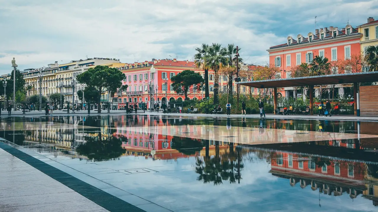 Miroir d'eau et façades colorées à Nice
