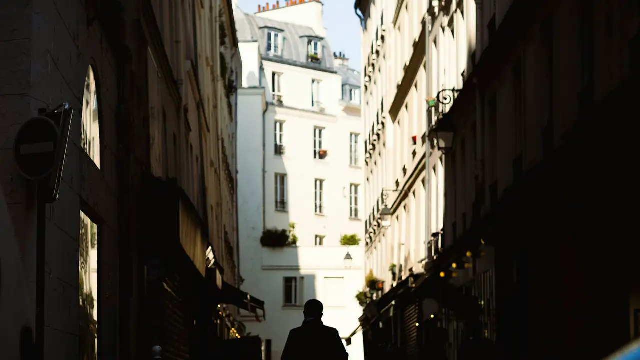 Rue parisienne entre deux immeubles haussmanniens