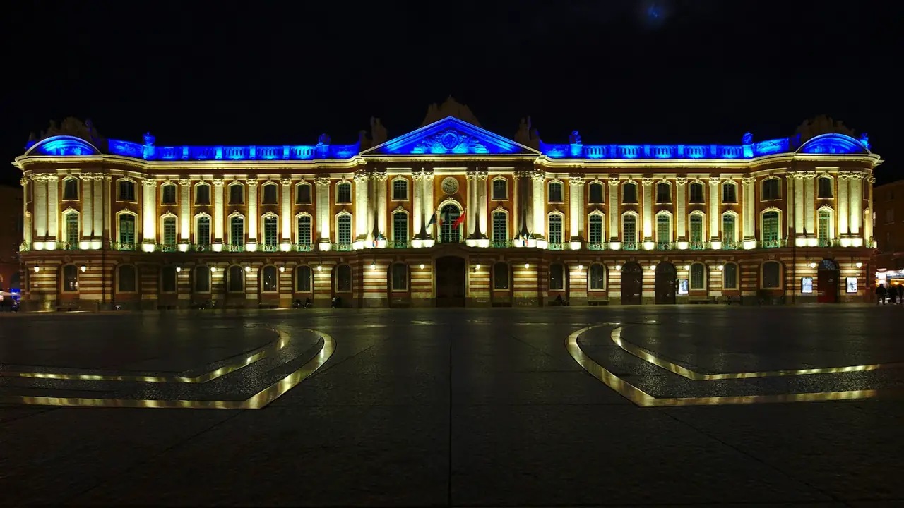 Le Capitole de Toulouse illuminé de nuit