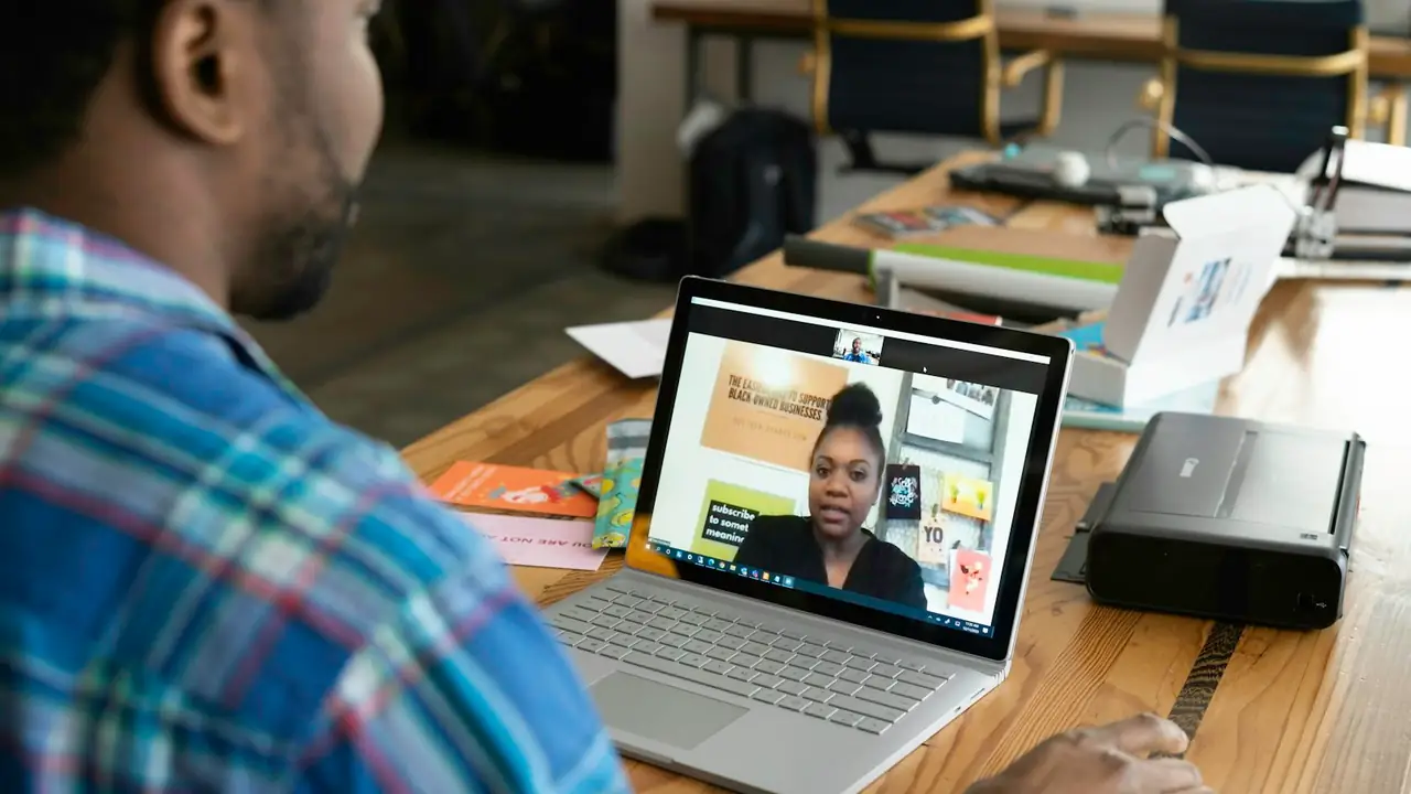 Échange en visioconférence sur un ordinateur portable