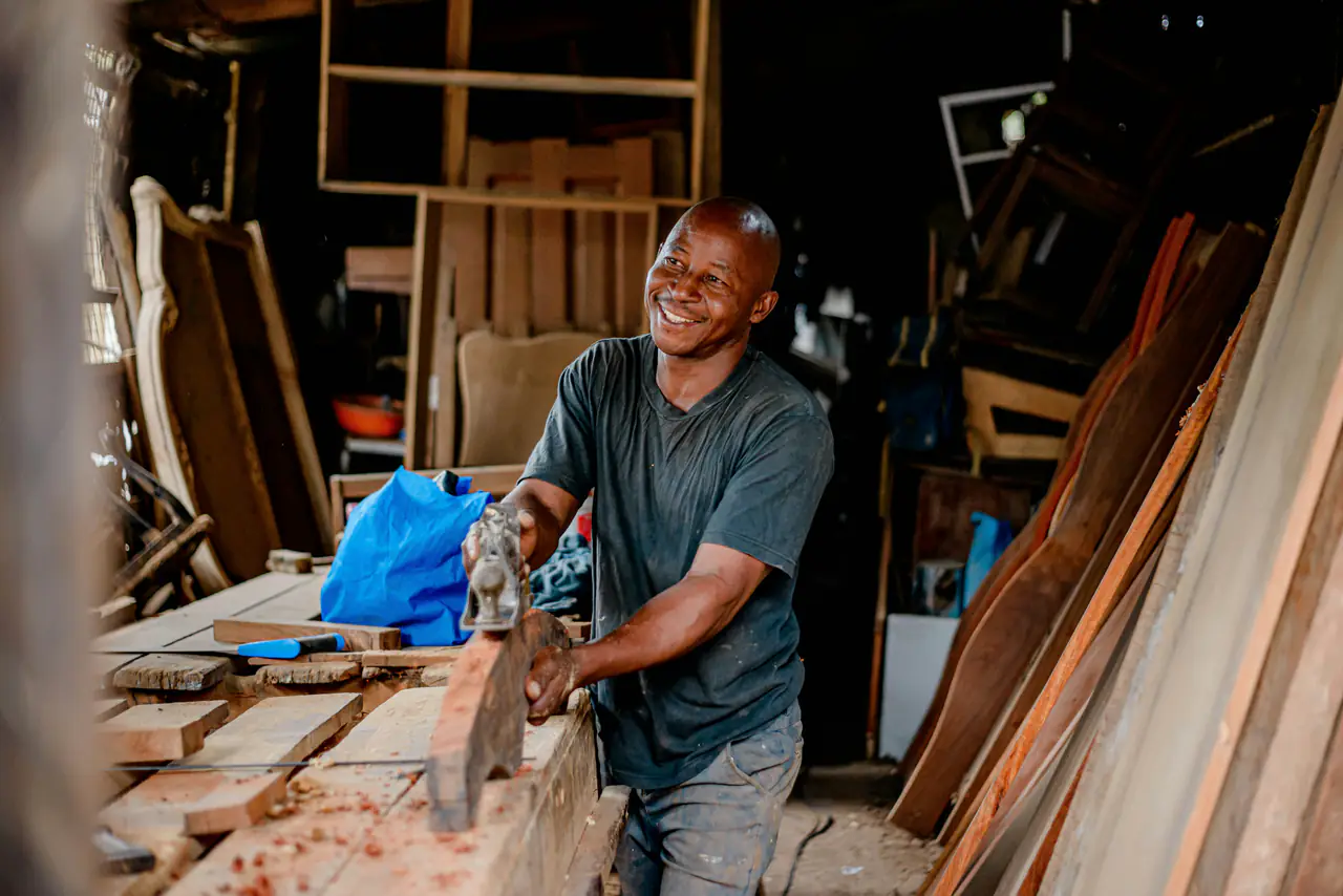 Menuisier souriant au travail dans son atelier