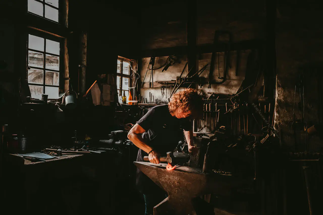 Forgeron au travail dans son atelier