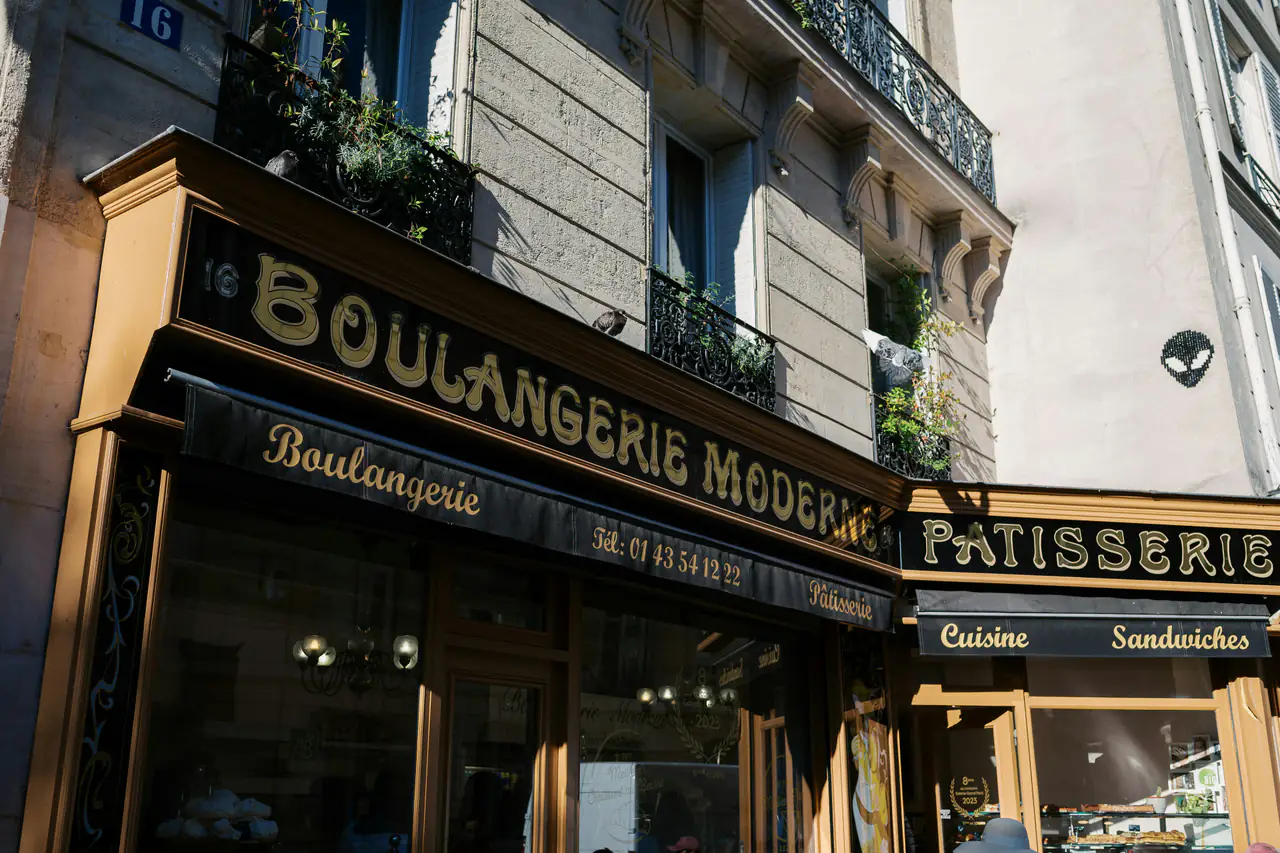 Façade d'une boulangerie pâtisserie parisienne