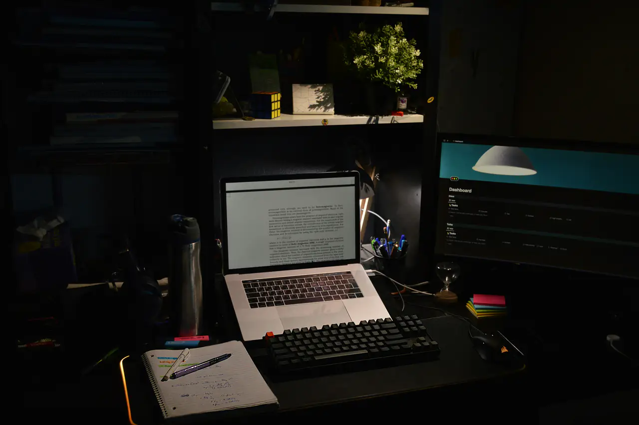 Bureau avec un ordinateur portable allumé