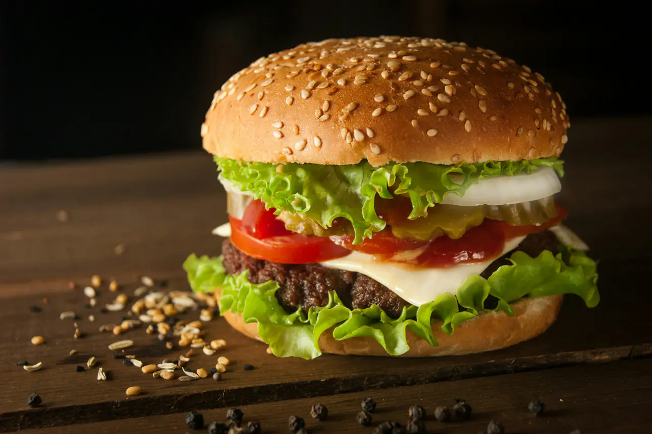 Burger garni servi sur une planche