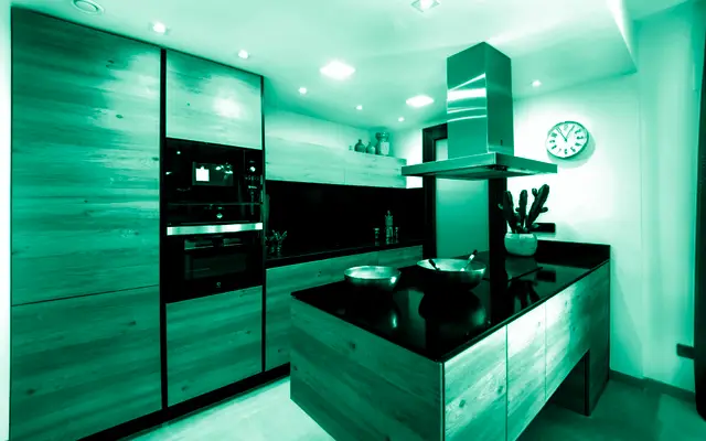 Cuisine contemporaine en bois avec îlot central