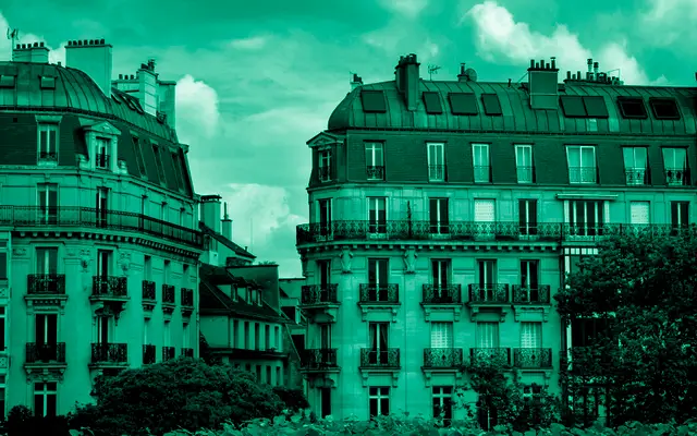 Immeubles haussmanniens et toits en zinc à Paris