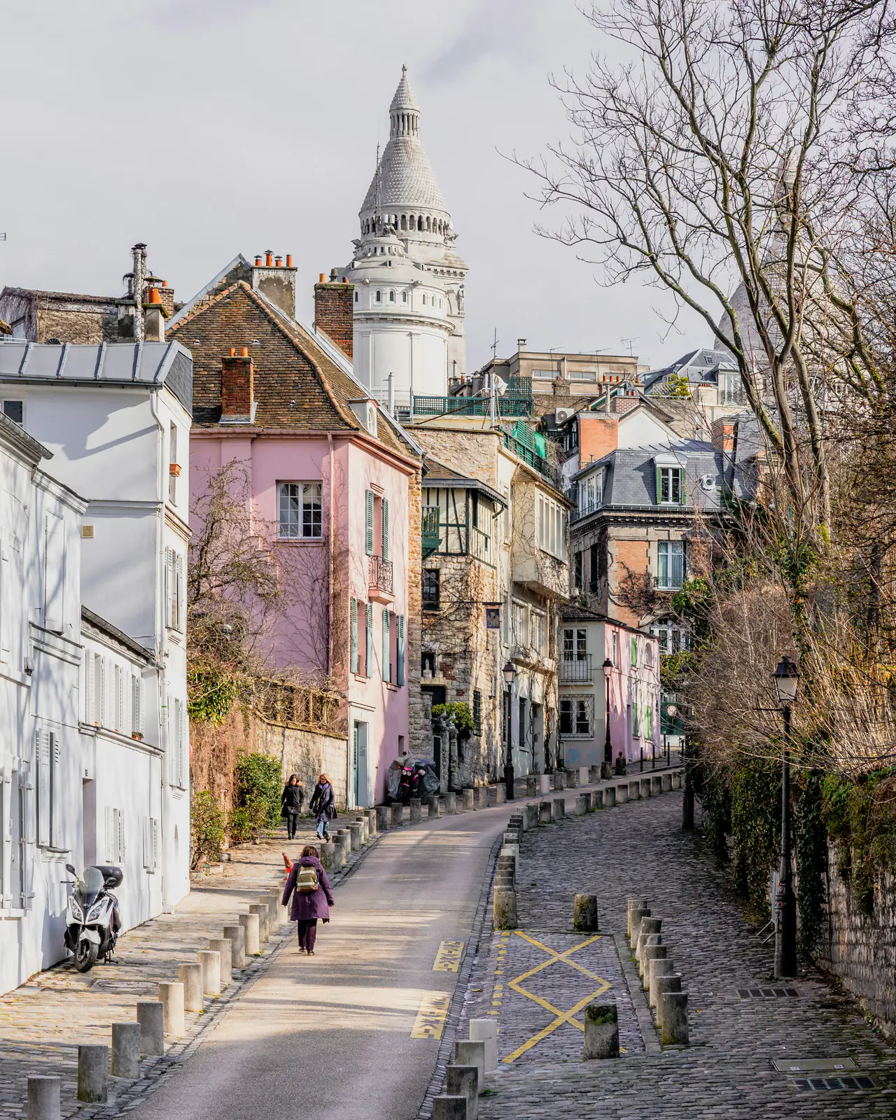 Rue en pente de Montmartre, un passant au loin