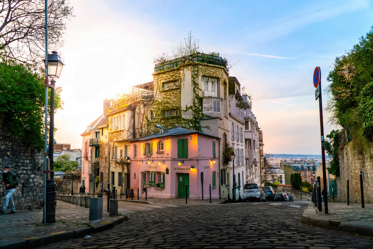 Rue de Montmartre au coucher du soleil