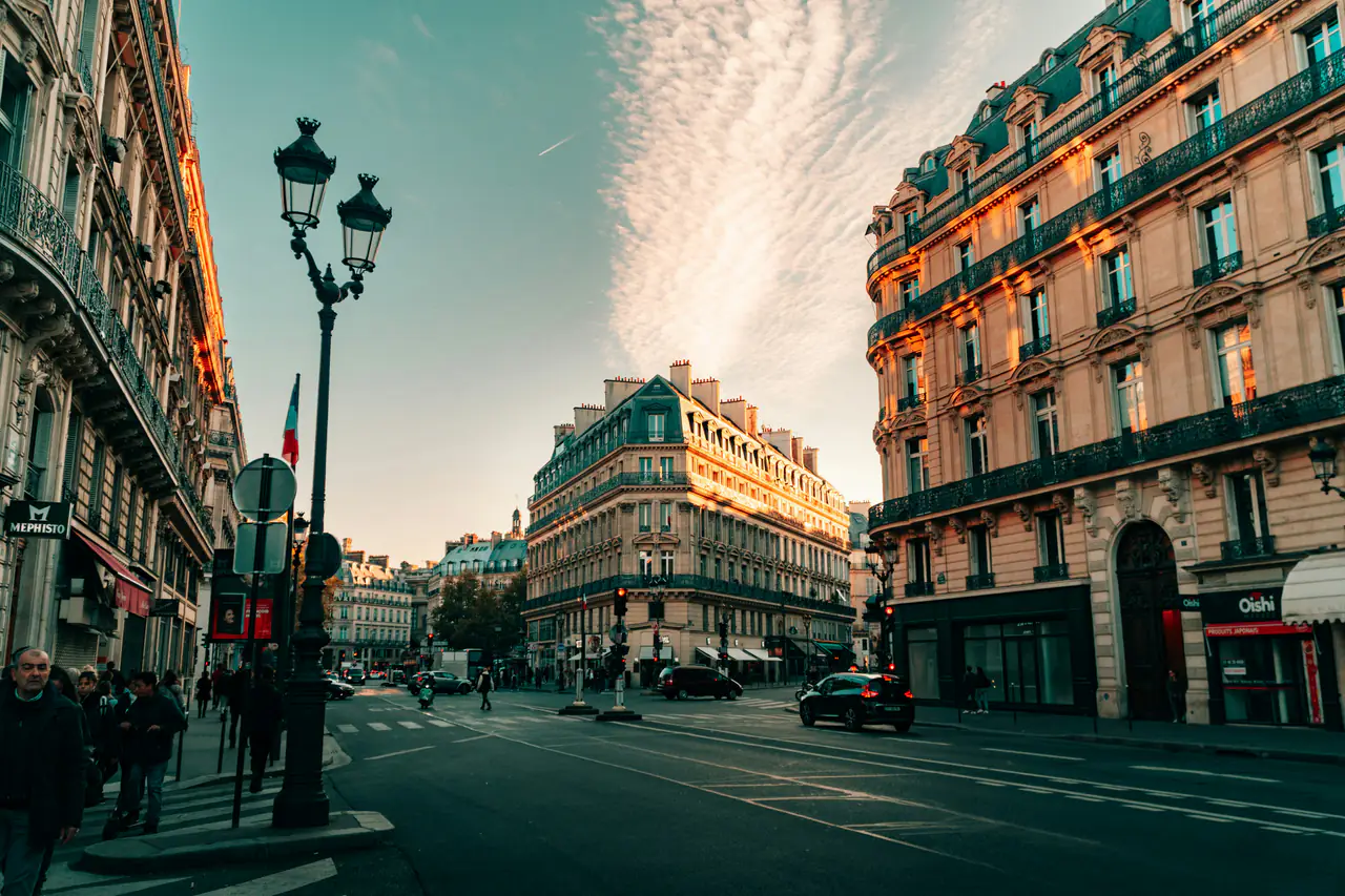 Avenue parisienne bordée d'immeubles haussmanniens