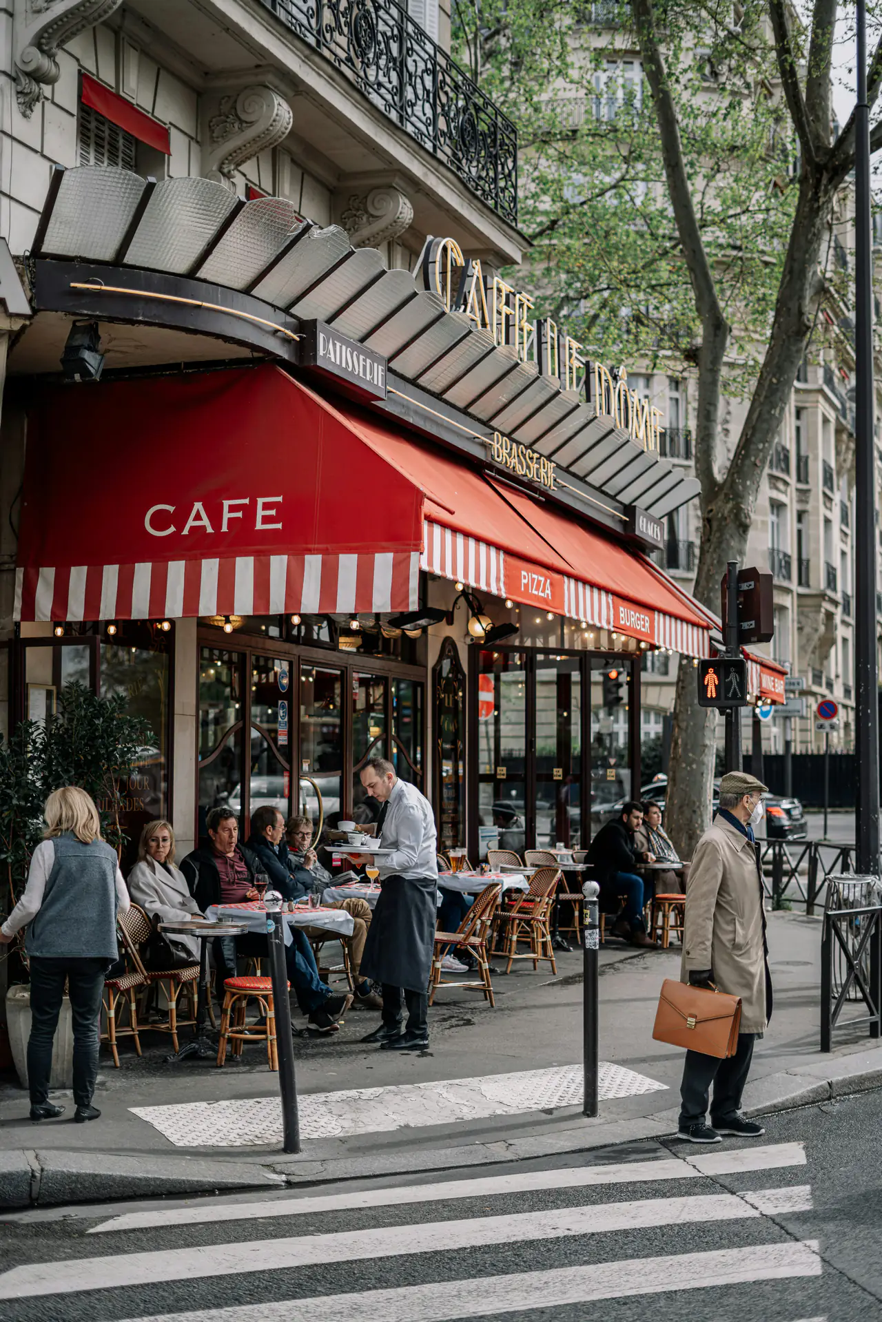 Café d'angle à Paris avec sa terrasse