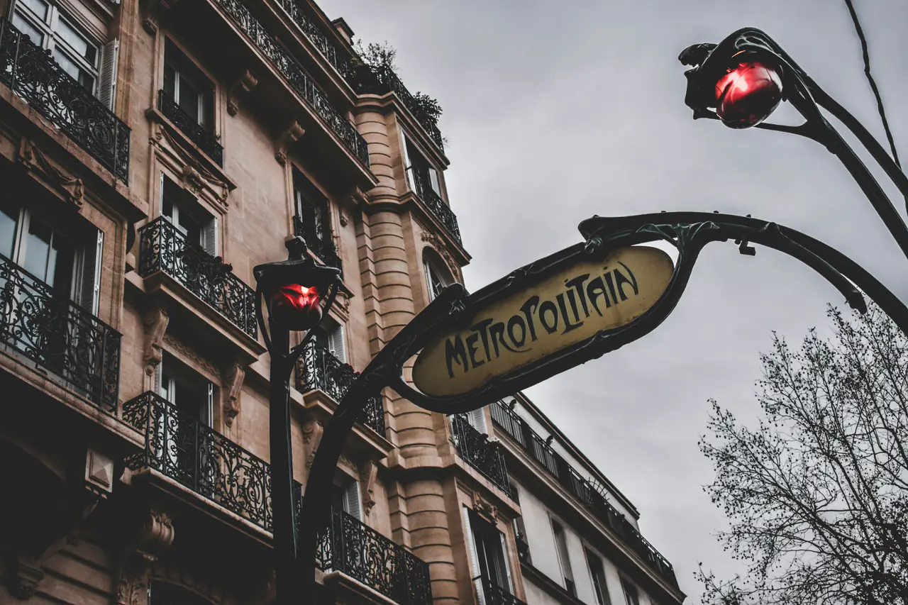 Enseigne Métropolitain d'une bouche de métro à Paris