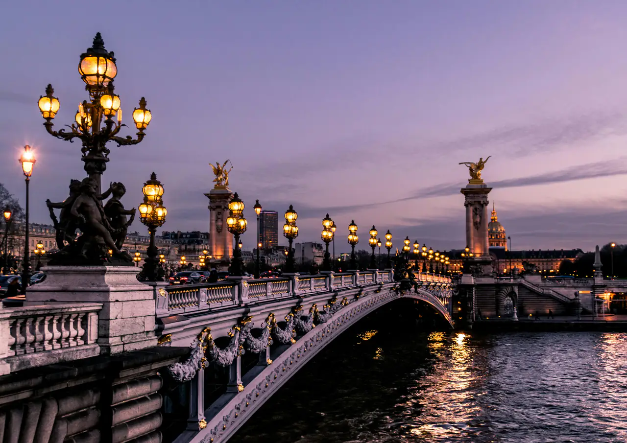 Le pont Alexandre III illuminé la nuit