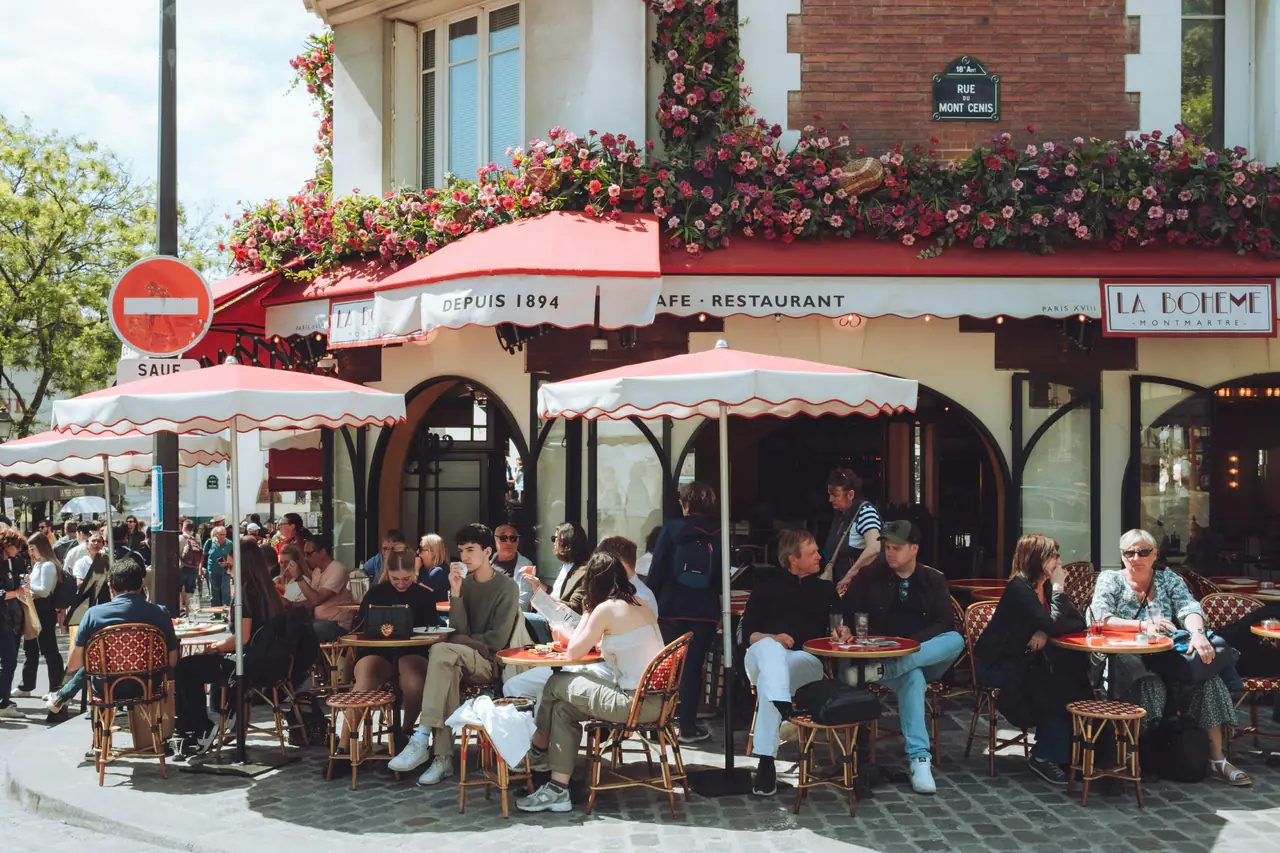 Terrasse de café parisien pleine de clients