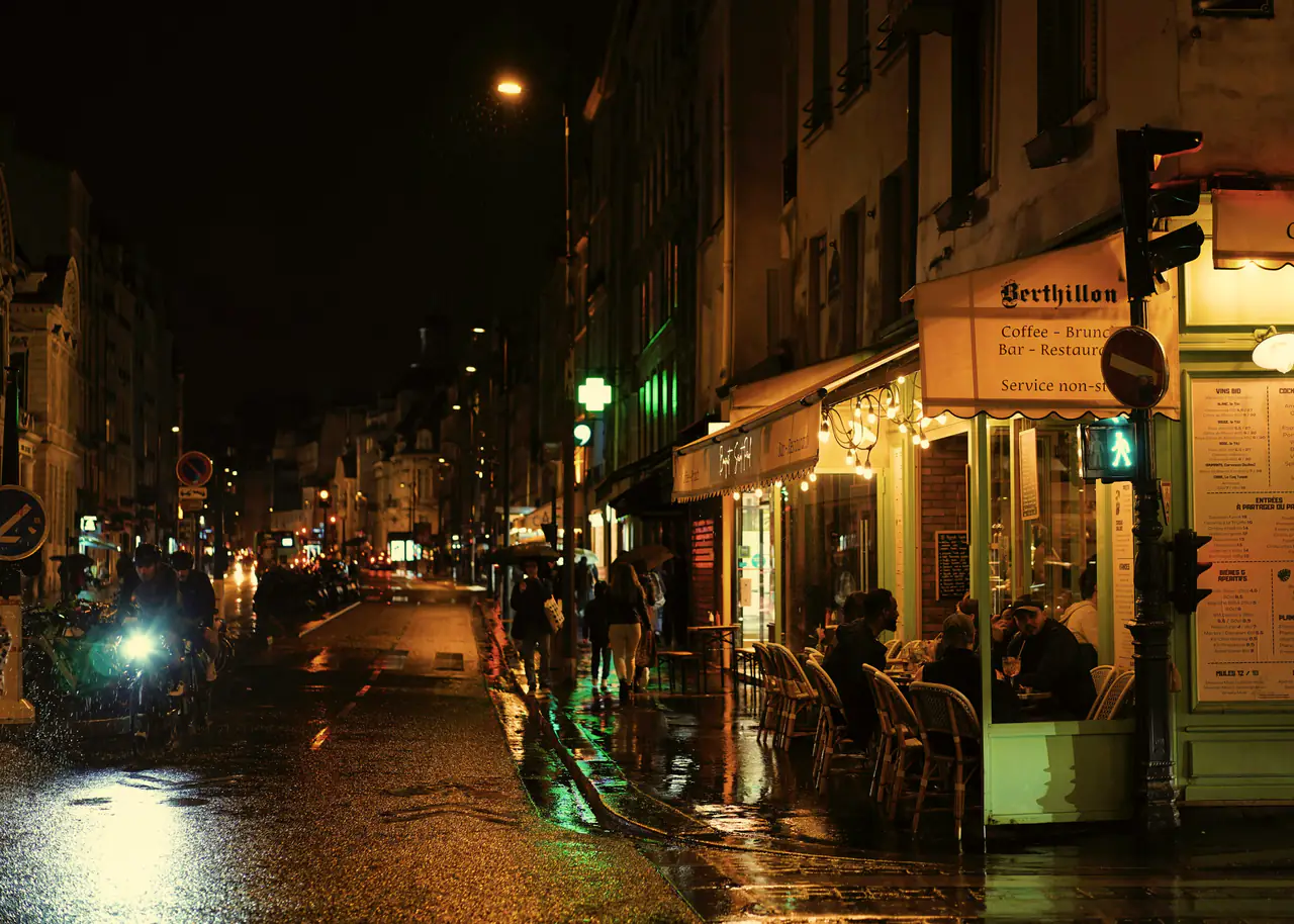 Terrasse de restaurant parisien éclairée de nuit