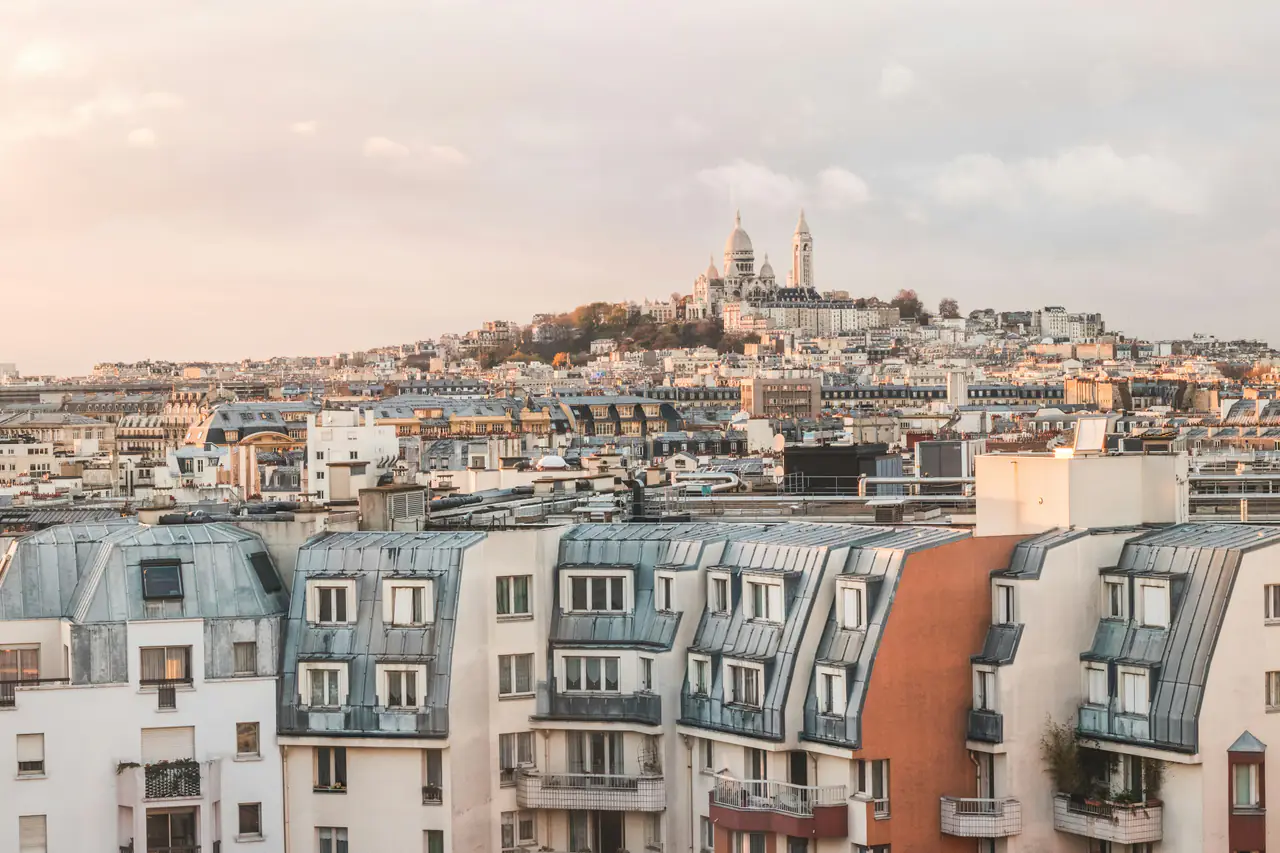 Les toits de Paris et la butte Montmartre