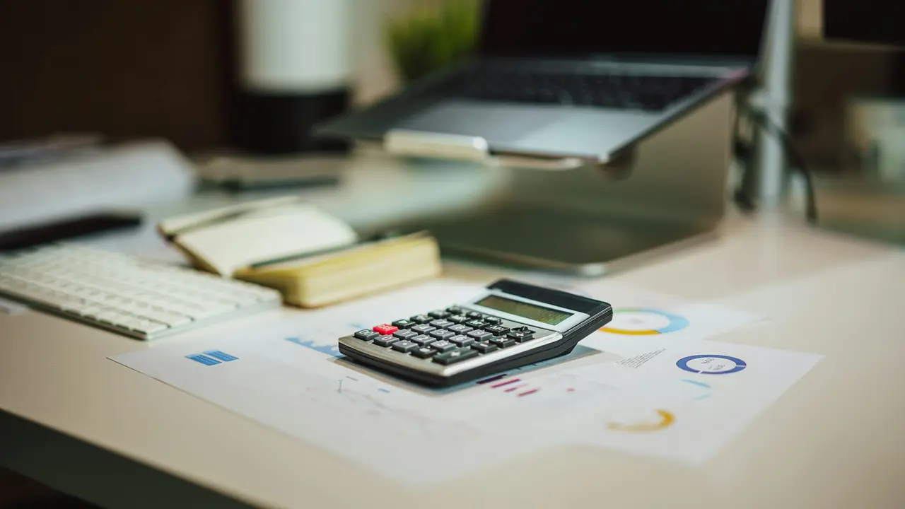 Calculatrice et graphiques de budget sur un bureau