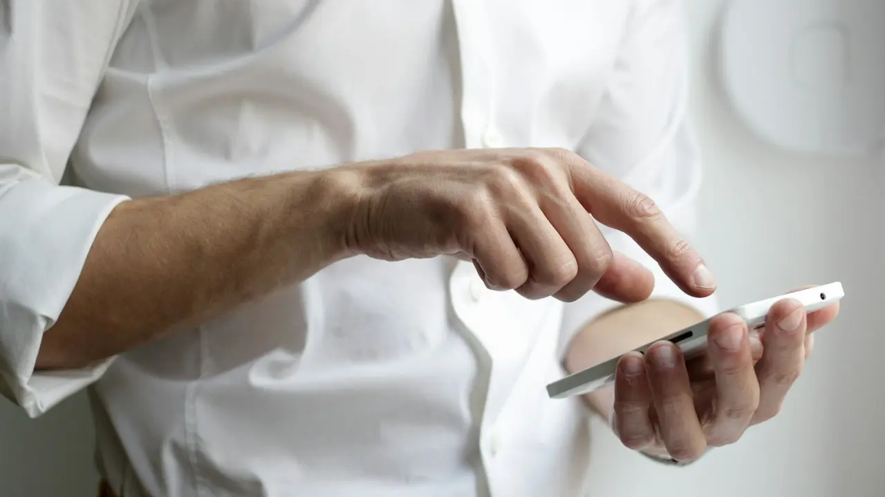 Personne faisant une recherche sur son smartphone