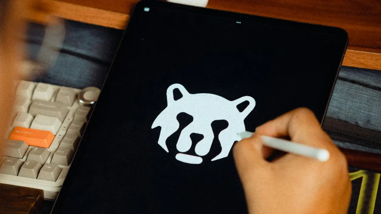 Dessin d'un logo au stylet sur une tablette