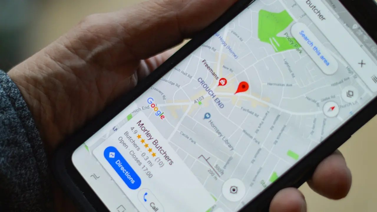 Google Maps ouvert sur un téléphone, avec un établissement épinglé