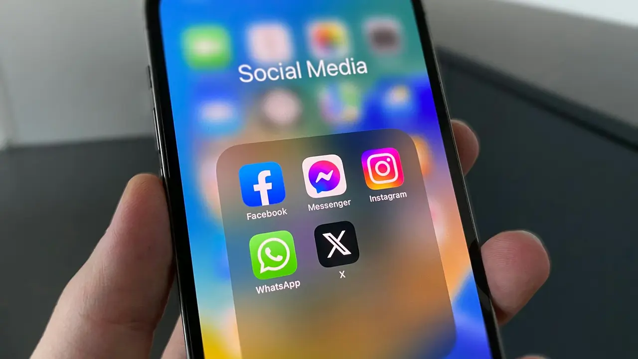 Dossier d'applications de réseaux sociaux sur un téléphone